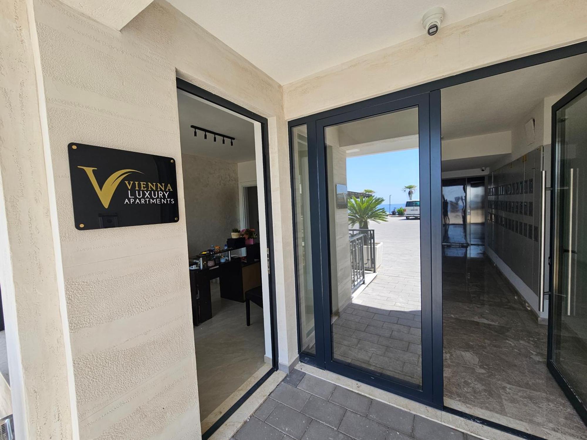 Vienna Luxury Apartments Добра вода Екстериор снимка